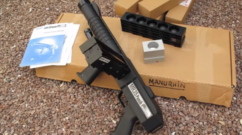 Πλαστικές σφαίρες κι όπλο