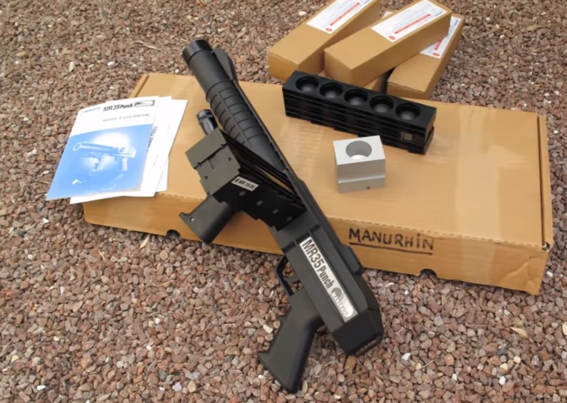 Πλαστικές σφαίρες κι όπλο