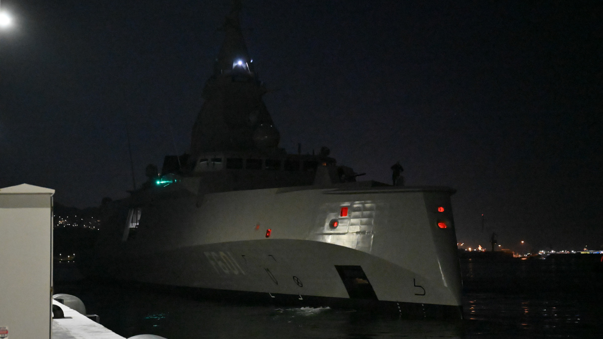 Πλάνα από τον απόπλου της Φ/Γ ΚΙΜΩΝ τις βραδινές ώρες της Δευτέρας 2/3/2026 από τον Ναύσταθμο Σαλαμίνας για την Κυπριακή Δημοκρατία