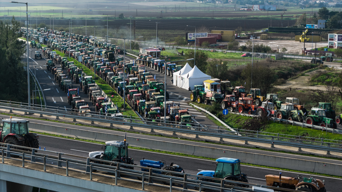 Κάτω τα χέρια από τους αγρότες
