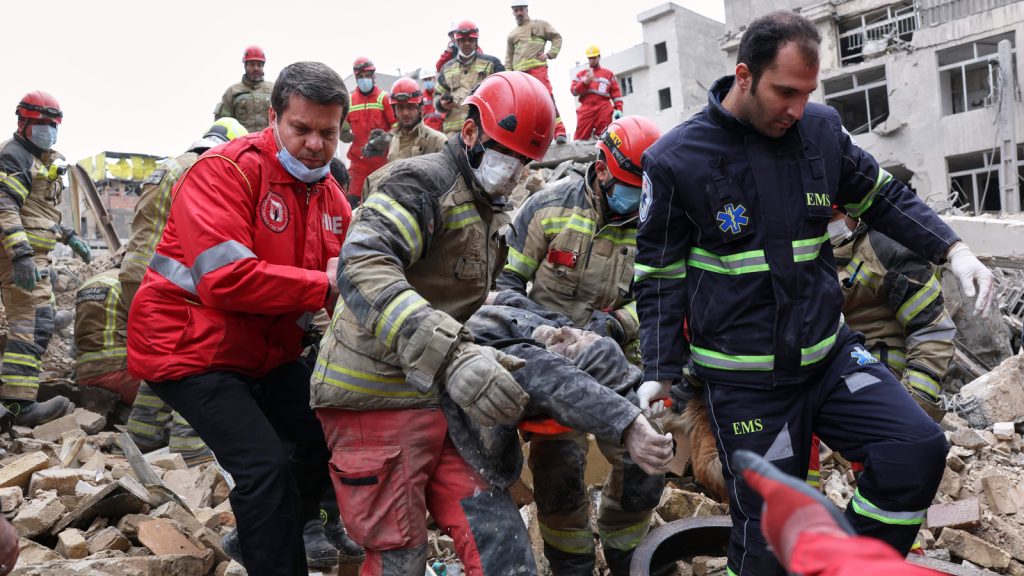 Πυροσβέστες κι άλλα σωστικά συνεργεία στις βομβαρδισμένες περιοχές της Τεχεράνης, Ιράν - Μάρτιος 2026 (Πηγή: Associated Press)