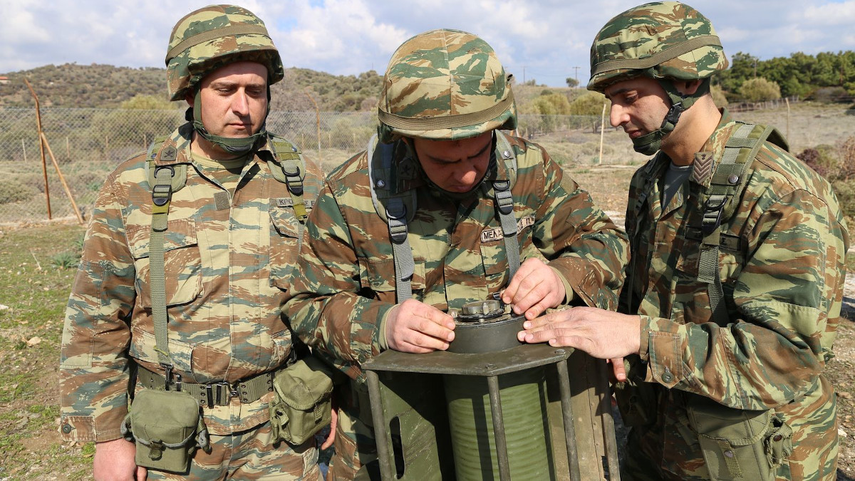 Εκπαίδευση Εθελοντών Μακράς Θητείας (ΕΜΘ) και Επαγγελματιών Οπλιτών (ΕΠΟΠ) / Πηγή: ΓΕΣ