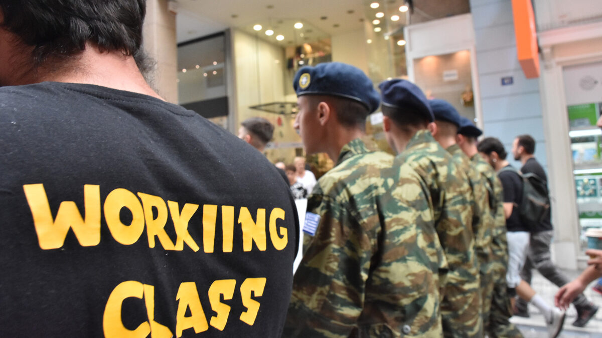 Η 1η Μάη και οι Στρατιωτικοί - Στρατιώτες με στολή σε διαδήλωση συνδικάτων εργαζομένων στην Αθήνα