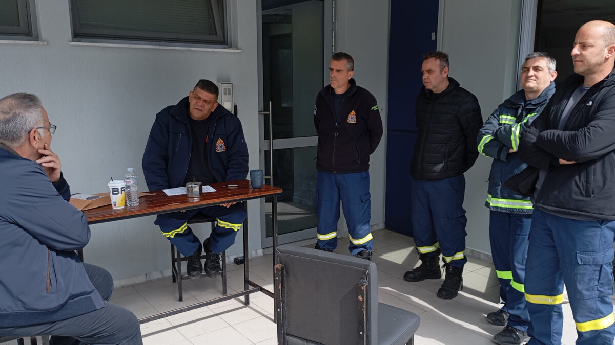 Επίσκεψη στον 1ο Πυροσβεστικό Σταθμό Λάρισας και στο πυροσβεστικό Κλιμάκιο του Πυργετού Λάρισας πραγματοποίησε αντιπροσωπεία της ΤΕ Λάρισας του ΚΚΕ, με επικεφαλής τον Γιώργο Λαμπρούλη, βουλευτή Λάρισας του ΚΚΕ / Απρίλιος 2026