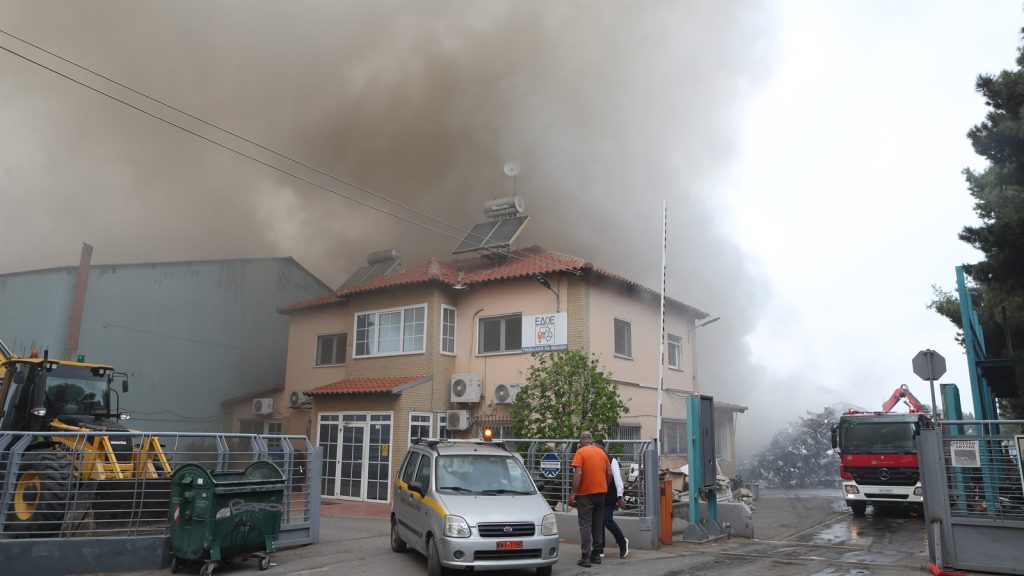 Θεσσαλονίκη: Μεγάλοι κίνδυνοι για εργαζόμενους και κατοίκους από την φωτιά σε εργοστάσιο ανακύκλωσης