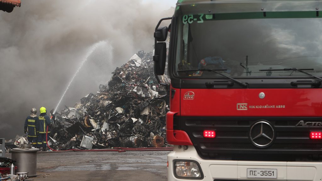 Θεσσαλονίκη: Μεγάλοι κίνδυνοι για εργαζόμενους και κατοίκους από την φωτιά σε εργοστάσιο ανακύκλωσης