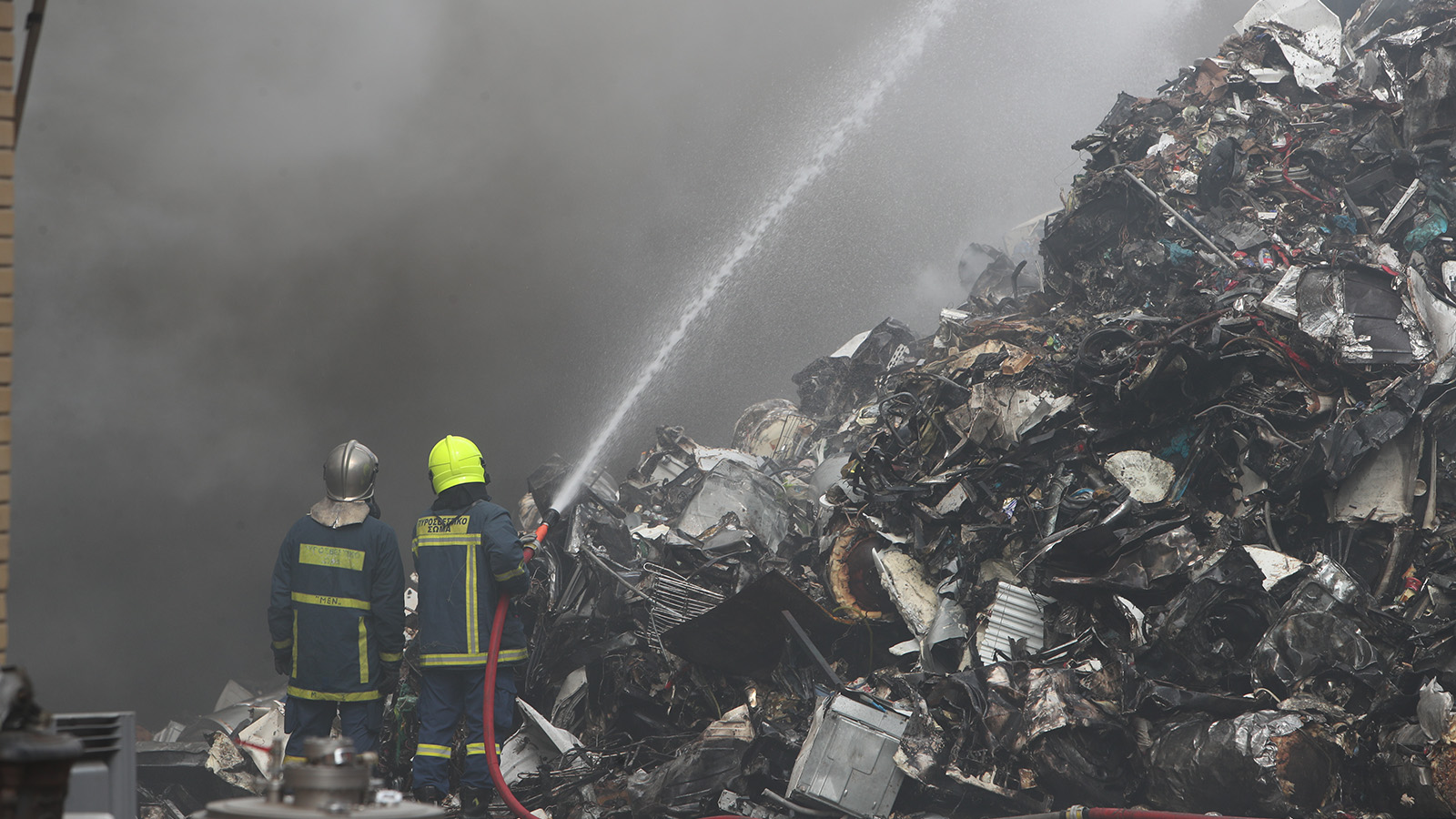Θεσσαλονίκη: Μεγάλοι κίνδυνοι για εργαζόμενους και κατοίκους από την φωτιά σε εργοστάσιο ανακύκλωσης