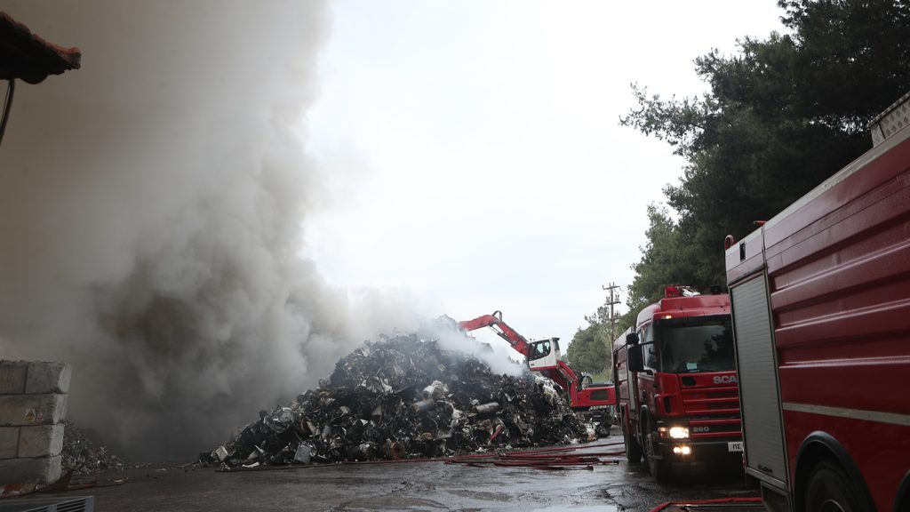 Θεσσαλονίκη: Μεγάλοι κίνδυνοι για εργαζόμενους και κατοίκους από την φωτιά σε εργοστάσιο ανακύκλωσης