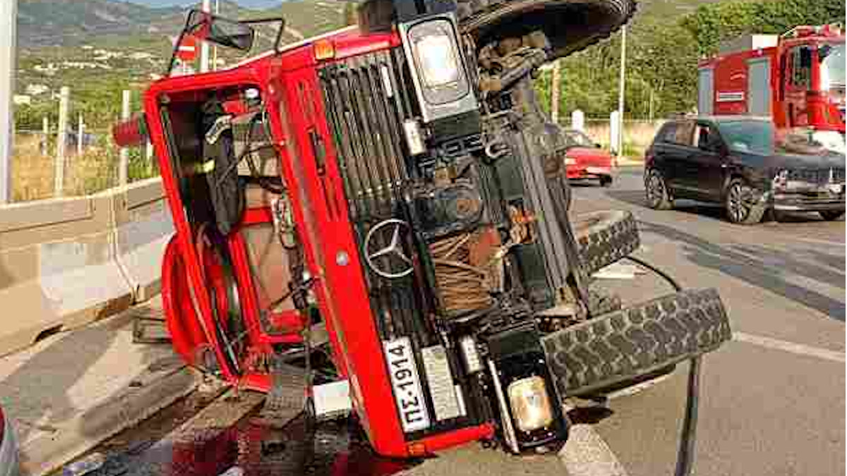 Ατύχημα με ανατροπή πυροσβεστικού οχήματος και τραυματισμό πυροσβεστών