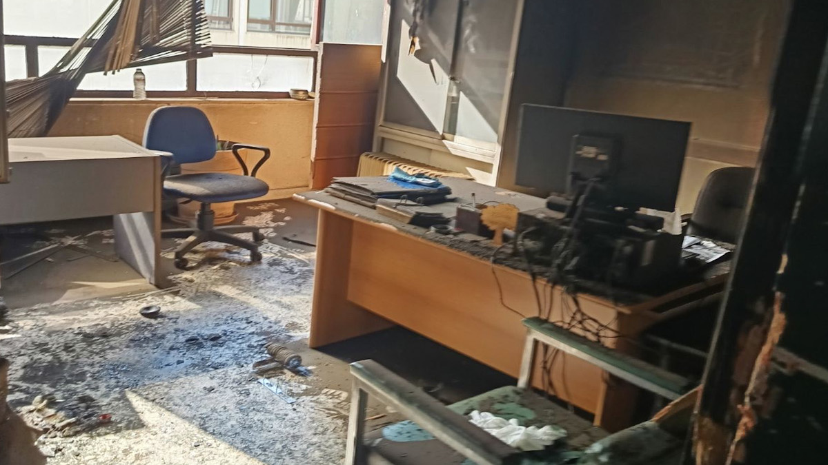 Τις επικίνδυνες συνθήκες και τις τραγικές ελλείψεις που επικρατούν στο κτίριο της Περιφερειακής Ενότητας Τρικάλων επιβεβαίωσε η πυρκαγιά που ξέσπασε πρόσφατα στον 2ο όροφο, έπειτα από βραχυκύκλωμα στον ηλεκτρολογικό εξοπλισμό του κτιρίου
