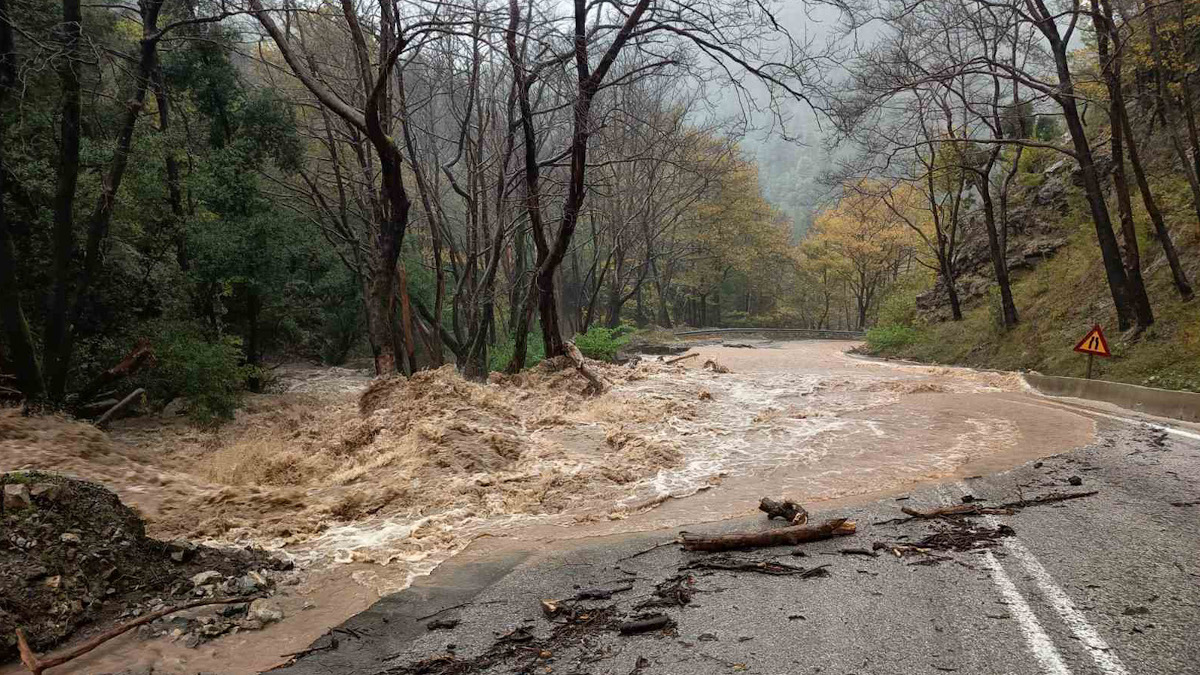 Βροχόπτωση: Σοβαρά προβλήματα στο οδικό δίκτυο Κεντρικής και Βόρειας Εύβοιας